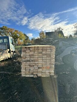 hraněná dřevěná fošna ze smrkového dřeva