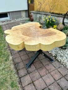 Masivní dřevěný stůl