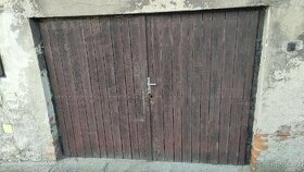 Prodám - Dřevěná garážová vrata s kovovým rámem