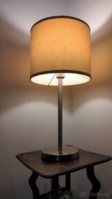 Chromová lampa, béžové stínidlo
