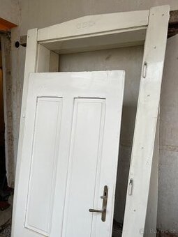 Staré dřevěné zárubně a dveře