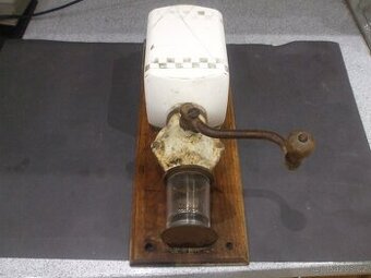 Starý velký nástěnný kávomlýnek.