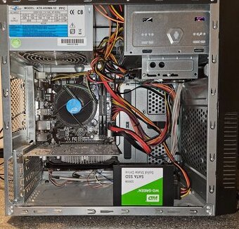 Stolní PC s monitorem, klávesnicí a myší