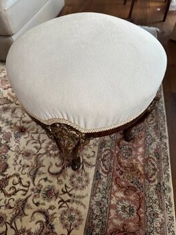 Taburet Rokokového stylu