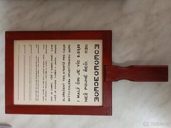 Starý historický retro optotyp na blízko