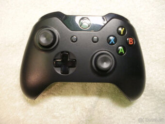 XBox ONE - Vibrační ovladač Microsoft - černý - Super stav