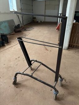 Stojan na dvě sedla pojízdný