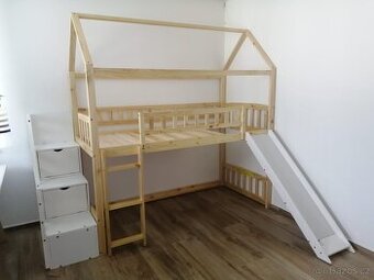 Dětská patrová postel se skluzavkou