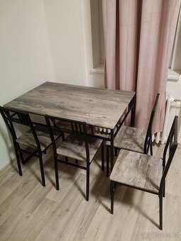 Kuchyňský stůl s židlemi