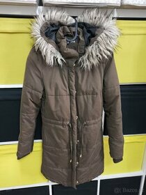 Delší bunda a kožíškem na kapuci - 1