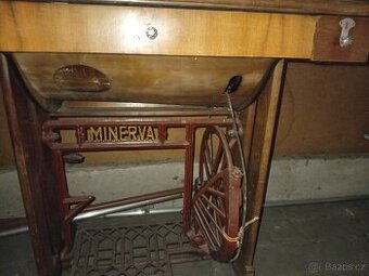 Skříňový šicí stroj Zn. Minerva - 1