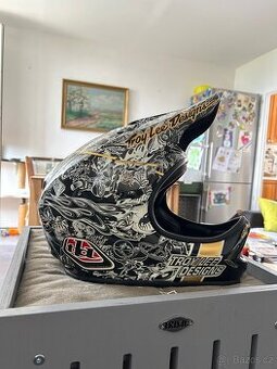 Troy Lee Designs D2 Carbon