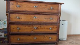 Starožitná vyřezávaná komoda - 1