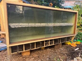 Závěsná kuchyňská kredenc