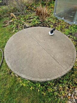 Betonový poklop na studnu