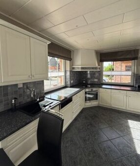 Moderní bílá venkovská kuchyně se spotřebiči,5921