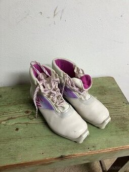 Prodám běžkové boty na SNS vázáni vel 38