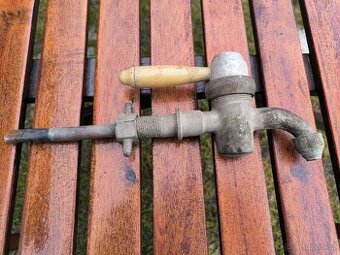 Starý mosazný výčepní kohout ze staré pivní pípy