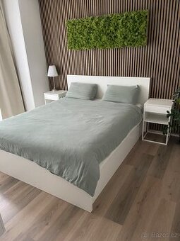 Postel Malm 160x200 vcetne matrace a nocnich stolku