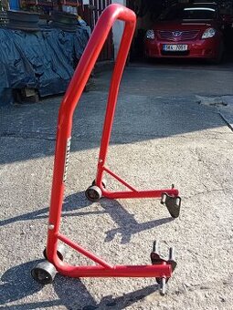 Montazni stojan má motocykl