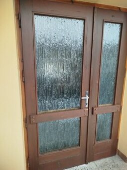 Dvoukřídlé dřevěné dveře s rámem – masiv, prosklené