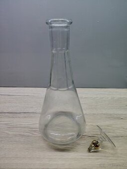 Skleněná karafa z pol. 20. století