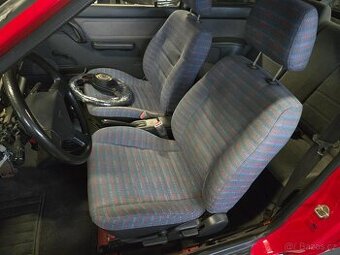 Interiér mazda 323 BG