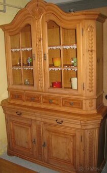 Rustikální příborník složený za dvou dílů