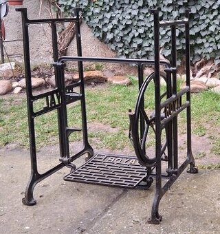 kovový stojan šicího stroje