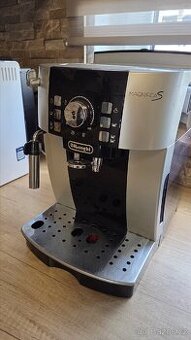 Prodám kávovar delongi.