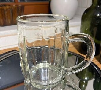 Pivní retro půllitr 1. republika lisované sklo cejch značení