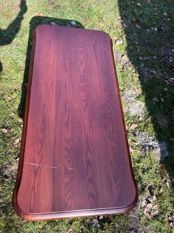 Dřevěný konferenční stolek z masivu – velmi pěkný stav