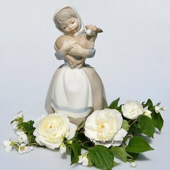 Lladró Sběratelská porcelánová soška Dívka s ovečkou
