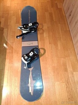 Snowboard s vázáním