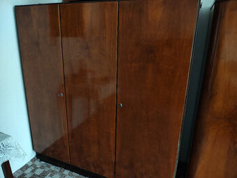 Starožitná šatní skříň z tvrdého dřeva