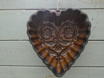 Stará keramická pečící forma ve tvaru srdce