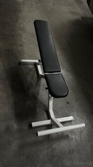 Polohovací lavice na cvičení