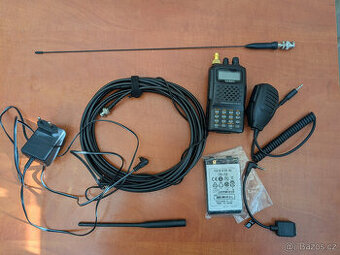 Yaesu FT-60 a antény Nagoya a Slim Jim