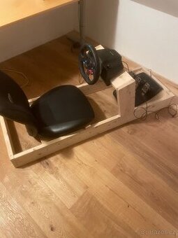 Kokpit domácí výroby k autohrám