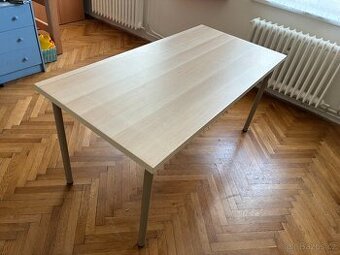 jednoduchý stůl složený z IKEA