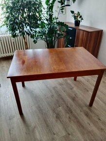 Velký dřevěný stůl