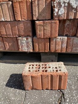 Cihly o rozměru cca 24 x 12 x 11 cm