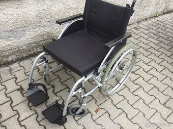 Invalidní vozík mechanický odlehčený