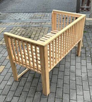 Dřevěná postýlka