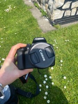 Canon 1220D se základním objektivem a brašnou