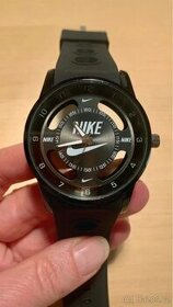 Nové černé hodinky Nike