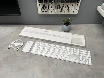 Apple Magic Keyboard s číselnou klávesnicí - česká A1843
