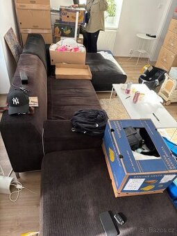 Černá manšestrová sedací souprava s taburetem