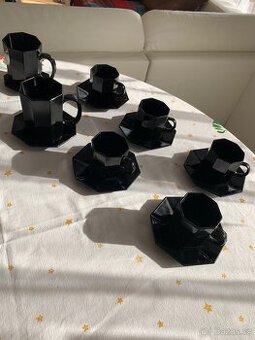 Cerne kubisticke hrnecky s podsalky