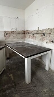 Jídelní stůl z kvalitního dřeva